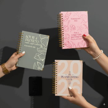 Agendas Planifesting 2026 espiral en colores rosa con flores, verde y rosa con morado sostenidas por manos