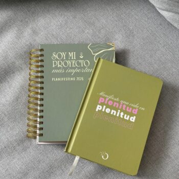Kit de planificación Plenitud con agenda espiral verde 2026 y libreta verde para metas y organización.